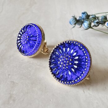 ロイヤルブルーの花模様 チェコガラスボタンのピアス（イヤリング）