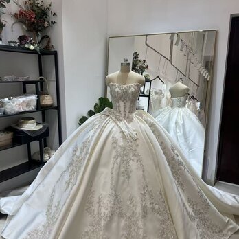 豪華！ウエディングドレス ベアトップ 韓国風ドレス フレアスカート ビジュー ミカドサテン ロングベール