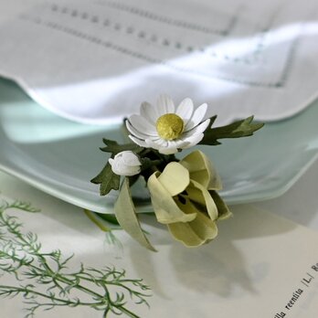 布花　春色イエローグリーンのチューリップにノースポールを添えたコサージュ　大人フォーマル　入学式　卒業式に。