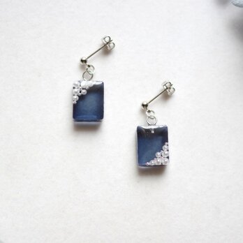 レジンアート　長方形のピアス〈夜の眷属〉