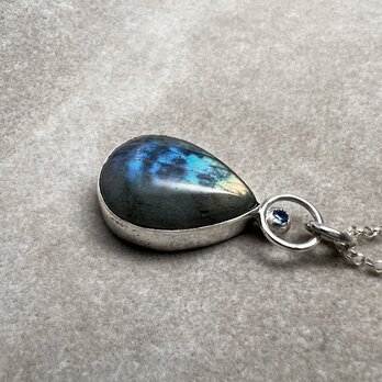 ラブラドライトとカイヤナイトのペンダント