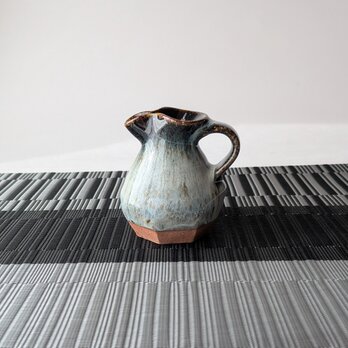 手仕事の温かみを感じる、陶器のミルクピッチャー
