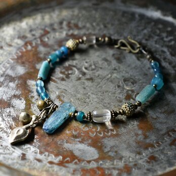 氷柱カイヤナイト、ローマングラスとアンティークボヘミアビーズ、つぶつぶブラス、アフガンパーツと鈴、ブルーグリーンアゲートのブレス