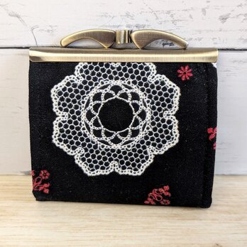 華やかなレースの花がらにラメが光る黒の小さな二つ折り財布