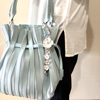 フラワーモチーフ メタルチェーン バッグチャーム　ホワイト