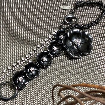 フラワーモチーフ メタルチェーン バッグチャーム　ブラック