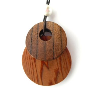 木のネックレス　屋久杉と神代けやき