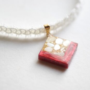 【受注製作】レジンアート　スクエアモチーフとタティングレースとサテンリボンのチョーカー〈真珠色の声・ルビーレッド〉