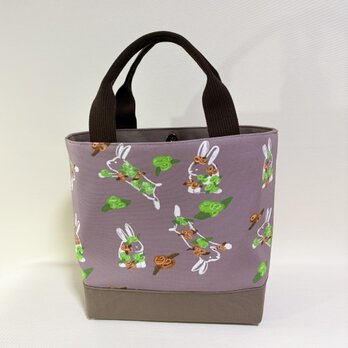 デザイナーが描くアートを日常に。独創のテキスタイルが語る「ひだまりとお守りうさぎ」