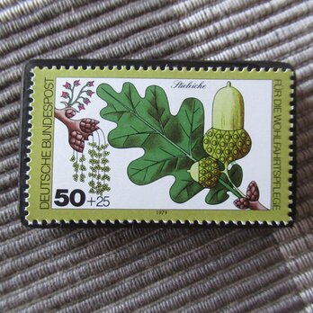 ドイツ　「どんぐり」切手ブローチ10730