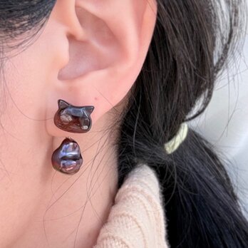 【一点もの】（片耳）ぷっくり揺れる猫 天然石レッドタイガーアイxブラックケシパール2wayピアス