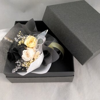 プリザーブドフラワー／花束ボックス／3色のミニ薔薇と小花のミニ花束パステルイエロー☆光彩陸離