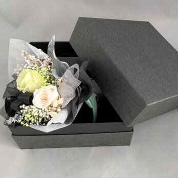 プリザーブドフラワー／花束ボックス／3色のミニ薔薇と小花のミニ花束パステルグリーン☆光彩陸離