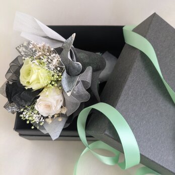 プリザーブドフラワー／花束ボックス／3色のミニ薔薇と小花のミニ花束パステルグリーン☆光彩陸離