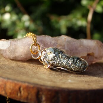 パイライト　ネックレス　保護力、邪気ばらい、金運を引き寄せる