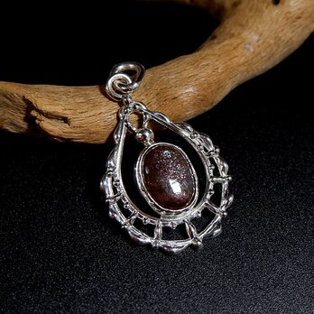 タンザニア産パープルヘイズサンストーンのドロップレースペンダント　～静かに宿る煌めき～　天然石アクセサリー　　一点物　