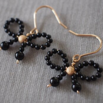 14kgf 漆黒オニキスのリボンモチーフピアス k14gf　華奢　かわいい