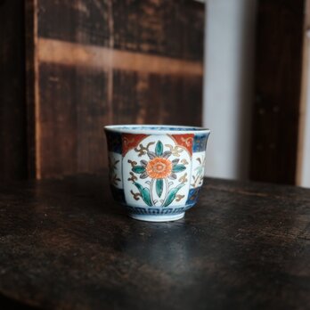 大きな花文様◆鮮やかな色彩。伊万里　染錦金彩猪口　向付　骨董・antiques　古美術　 明治時代