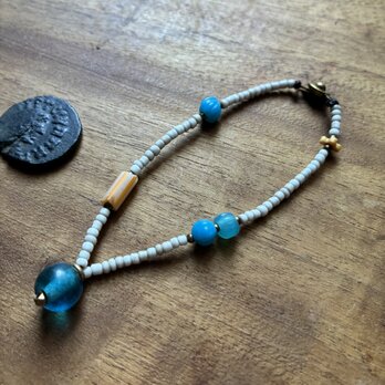 ＊古のVの字ブレス。@ナガ族渡のビーズ＋ジャワのシードビーズ＋ナガ族渡のみかん玉やベネチア、ボヘミアの古いビーズなど