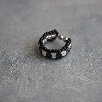 ビーズとスパンコールのイヤーカフ・中（ブラック＆ホワイト）【受注】