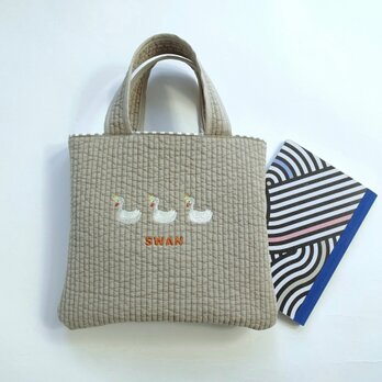 B5スッポリ【キッズバッグからママのちょっとそこまで】ヌビ刺繍トートバッグ〈スワン〉