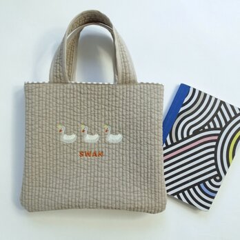 B5スッポリ【キッズバッグからママのちょっとそこまで】ヌビ刺繍トートバッグ〈スワン〉