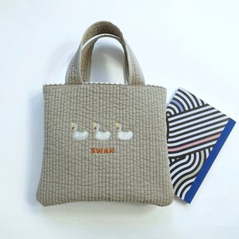 B5スッポリ【キッズバッグからママのちょっとそこまで】ヌビ刺繍トートバッグ〈スワン〉