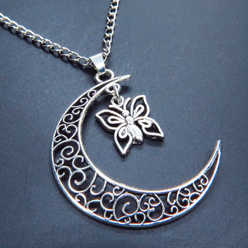 アンティークシルバー 透かし三日月と蝶（バタフライ）の大人可愛いネックレス ムーン 長さ調整可 アジャスター可