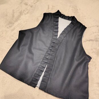 ブラック＆グレーリバーシブルフリルジレ