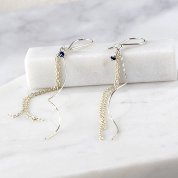 静線　SV925 ロングウェーブラインxブルーサファイアピアス