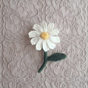 かぎ針で編んだブローチ　可愛いコサージュ　デイジーみたいな一輪のお花　深緑