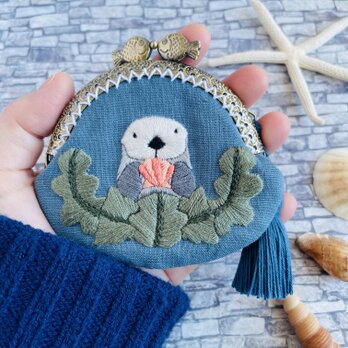 貝を持つラッコのフラットがま口（小）