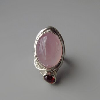 アイスピンクで落ち着いた雰囲気に・ローズクォーツ×ガーネットのシルバーリング