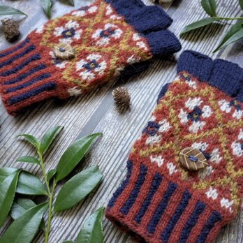 森の便り〜編み込み模様の指先フリー手袋（落ち葉ボタン付き）