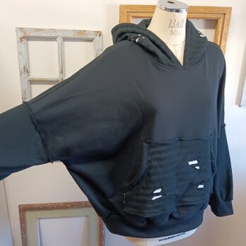 一点もの‼️大人オシャレさん❤️透かしボーダー柄穴あき風フード付きドルマンパーカー 黒（サイズフリー L L〜3 L）