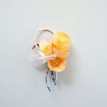 繭のコサージュ　チャツバキ