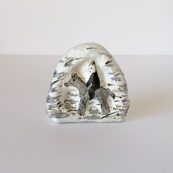 馬に乗る人　紙塑の置物