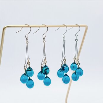 手づくりガラスの【雨だれピアス】ピーコックグリーン　★金具変更OK　ドロップ　雫　しずく ★送料無料