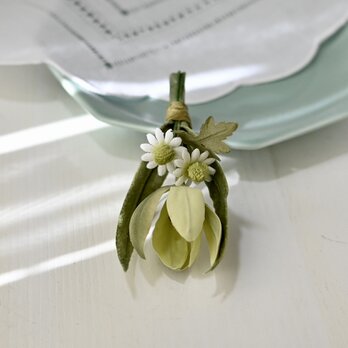 布花　春色チューリップにカモミールを添えたコサージュ　大人フォーマル　入学式　卒業式にも