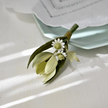 布花　春色チューリップにカモミールを添えたコサージュ　大人フォーマル　入学式　卒業式にも