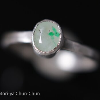 【白い水晶に咲くクローバー】 タイアの特注カット　エメラルドインクォーツ・シルバーリング【雪葉】