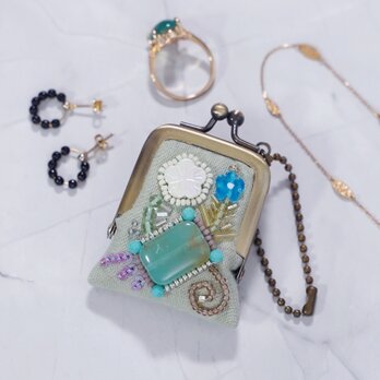 小さなビーズ刺繍のがま口 No.90｜セージグリーン×ガーゼ｜ネックレス・バッグチャームにも｜アクセサリーケース｜一点物