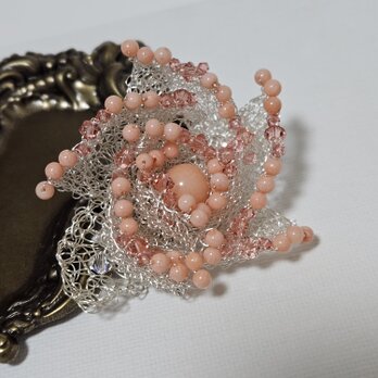 天然石とワイヤーのピンクのバラブローチ