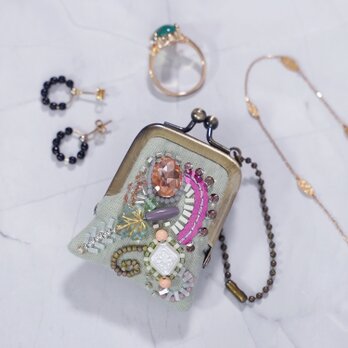 小さなビーズ刺繍のがま口 No.91｜セージグリーン×ガーゼ｜ネックレス・バッグチャームにも｜アクセサリーケース｜一点物のコピー