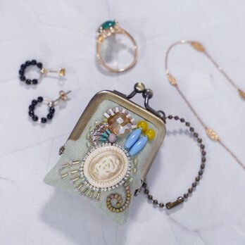 小さなビーズ刺繍のがま口 No.93｜セージグリーン×ガーゼ｜ネックレス・バッグチャームにも｜アクセサリーケース｜一点物のコピー