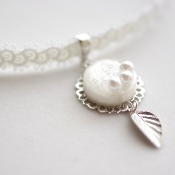 【受注製作】レジンアート　ラウンドモチーフとタティングレースとサテンリボンのチョーカー〈白い庭〉