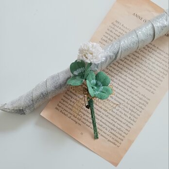 染め布花＊しろつめくさと四つ葉のクローバーのコサージュ