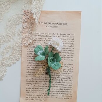 染め布花＊しろつめくさと四つ葉のクローバーのコサージュ