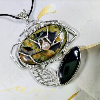 リョーライトの椿ペンダント