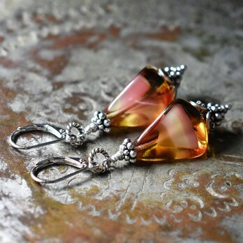 カフェラテストロベリーフランスヴィンテージビーズと隠しガーネットのピアス